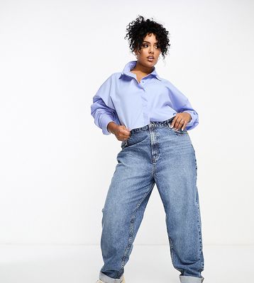 ASOS DESIGN Curve relaxed mom jeans in mid blue