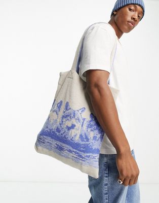ASOS DESIGN reversible knit tote bag with wolf design in blue and ecru - LBLUE