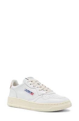 AUTRY Medalist Low Sneaker in White/Pink