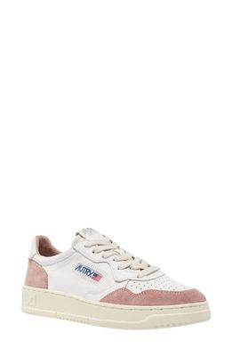 AUTRY Medalist Washed Low Top Sneaker in White/Light Beige