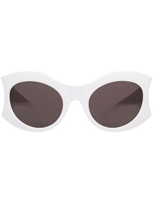 Balenciaga Eyewear logo-detail cat-eye sunglasses - White
