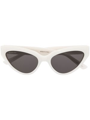 Balenciaga Eyewear logo-plaque cat-eye sunglasses - White