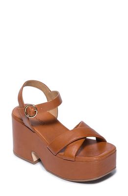BERNARDO FOOTWEAR Platform Sandal in Saddle