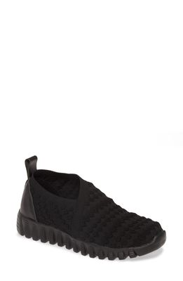 bernie mev. Amie Slip-On Sneaker in Black Fabric