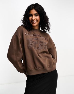 Bershka 'East Manhattan' oversized sweatshirt in chocolate-Brown