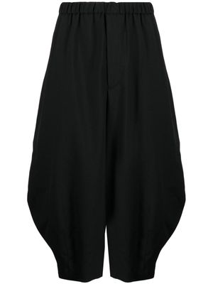 Black Comme Des Garçons elasticated-waist tapered cropped trousers