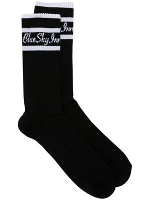 BLUE SKY INN logo-motif ribbed socks - Black