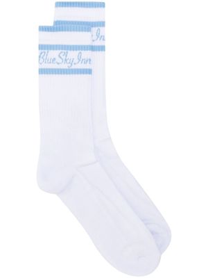 BLUE SKY INN logo-print ankle socks - White