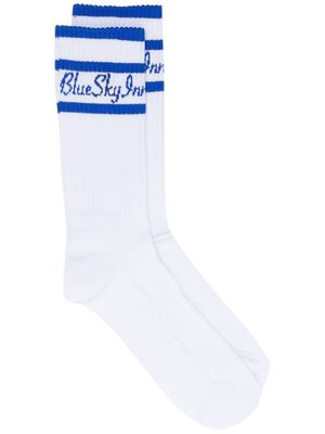 BLUE SKY INN logo-trim ribbed socks - White