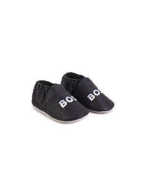 BOSS Kidswear logo-print leather slippers - Blue