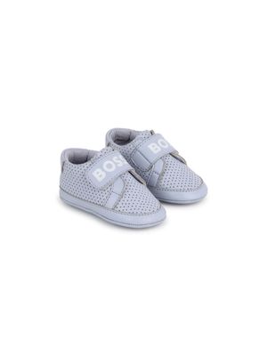 BOSS Kidswear logo-print perforated slippers - Blue