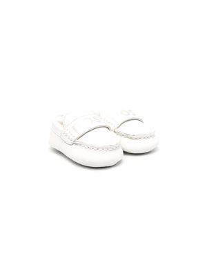 BOSS Kidswear logo-print round-toe slippers - White
