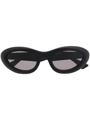 Bottega Veneta Eyewear logo plaque cat-eye sunglasses - Black