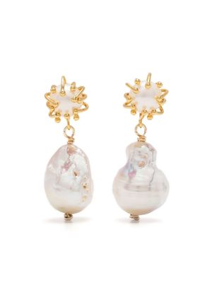 Brinker & Eliza Eloise pearl drop earrings - Gold