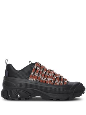Burberry contrasting-laces low-top sneakers - Black
