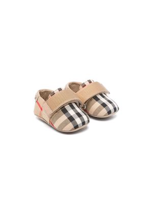 Burberry Kids checked touch-strap pre-walkers - Neutrals