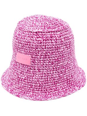 BY FAR Robbie logo-patch knitted bucket hat - Pink