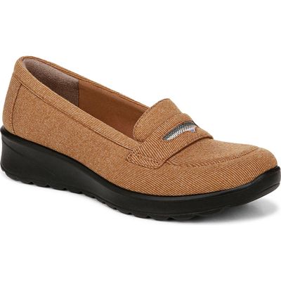 BZees Gamma Loafer in Tan