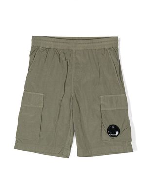C.P. Company Kids logo-plaque cargo-pocket shorts - Green