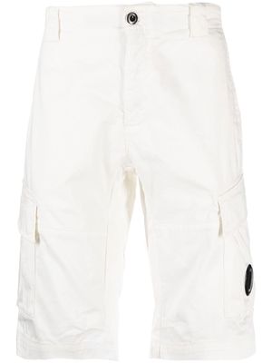 C.P. Company Lens-detail cotton cargo shorts - White