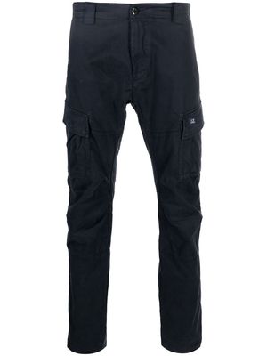 C.P. Company logo-patch tapered cargo trousers - Blue