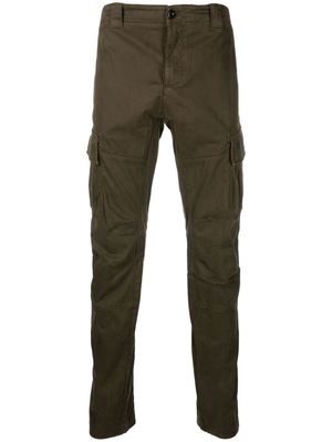 C.P. Company logo-patch tapered cargo trousers - Green