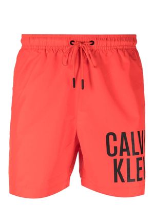Calvin Klein contrasting logo-print swim shorts - Red