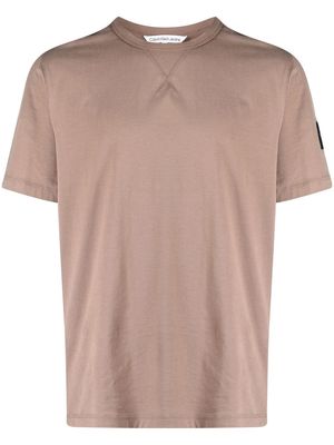 Calvin Klein Jeans logo-patch cotton T-shirt - Brown