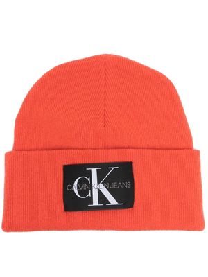 Calvin Klein Jeans logo-patch ribbed-knit beanie - Orange