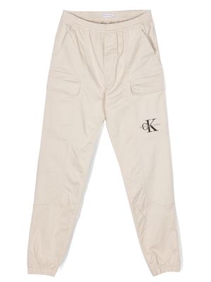 Calvin Klein Kids logo-embroidery cargo pants - Neutrals