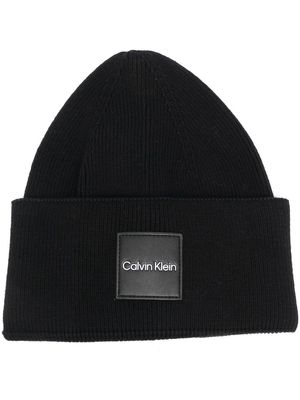 Calvin Klein logo-patch knitted beanie - Black
