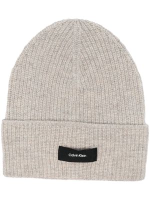 Calvin Klein logo-patch knitted hat - Neutrals