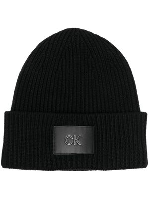 Calvin Klein logo-patch ribbed-knit beanie - Black