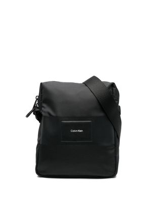 Calvin Klein logo-patch shoulder bag - Black