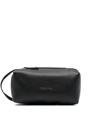 Calvin Klein logo-print leather wash bag - Black