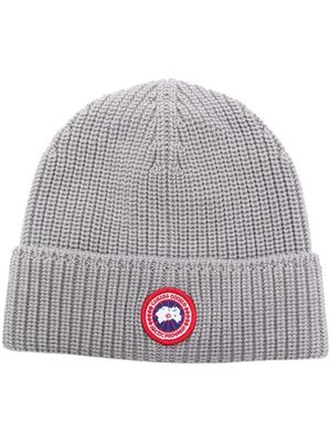 Canada Goose logo patch knitted beanie - Grey