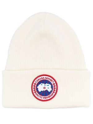 Canada Goose logo-patch wool beanie hat - White