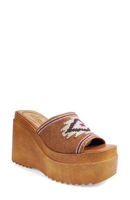 Candie's Berina Platform Wedge Sandal in Natural Fabric 