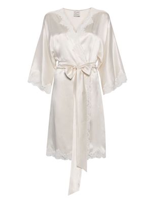 Carine Gilson lace-trim silk satin kimono - White