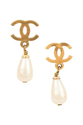 Chanel Coco Mark Pearl Swing Earrings in Metallic Gold