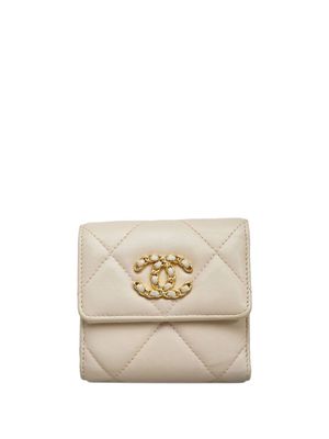 CHANEL Pre-Owned 19 Trifold Flap compact wallet - Neutrals