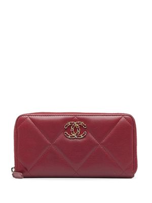 CHANEL Pre-Owned 19 zip-around quilted wallet - Red