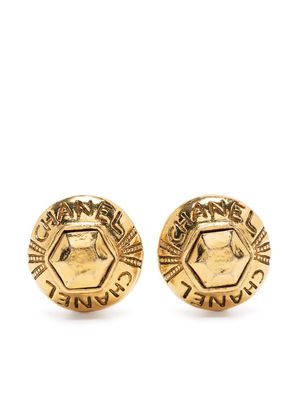 CHANEL Pre-Owned 1971-1980 logo-engraved clip-on earrings - Gold