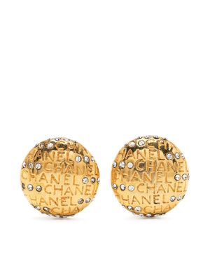 CHANEL Pre-Owned 1971-1980 rhinestone-embellished logo clip-on earrings - Gold
