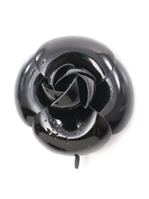 CHANEL Pre-Owned 1986-1988 Camellia patent brooch - Black