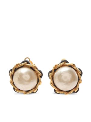 CHANEL Pre-Owned 1986-1988 faux-pearl clip-on earrings - Neutrals