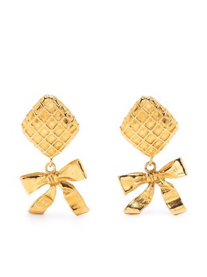 CHANEL Pre-Owned 1990-2000s embossed diamond pattern bow clip-on earrings - Gold