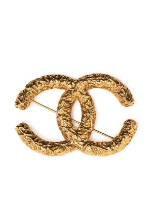 CHANEL Pre-Owned 1993 CC textured brooch - Gold