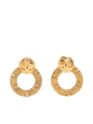 CHANEL Pre-Owned 1994 CC clip-on hoop earrings - Gold