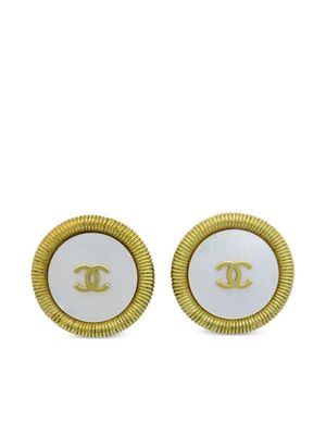 CHANEL Pre-Owned 1994 CC shell button clip-on earrings - Gold
